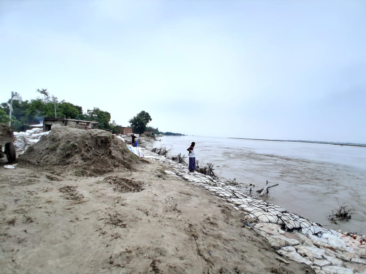 Basti News: माझा क्षेत्र में बाढ़ खतरा, 25 गांव पानी से घिरे