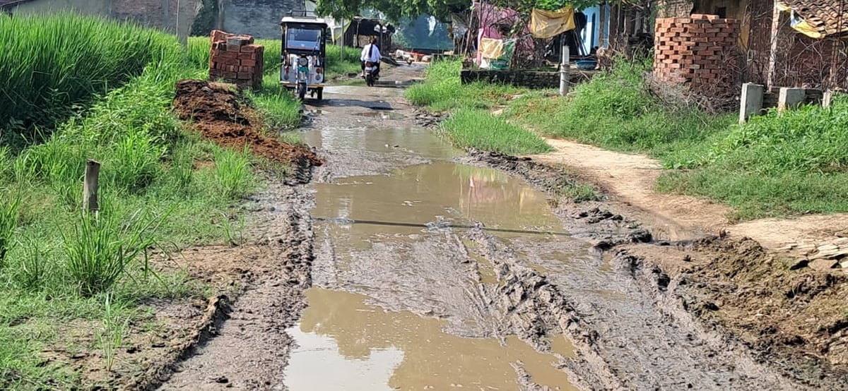 Kaushambi News: मुश्किल डगर, गंदे पानी के बीच सफर