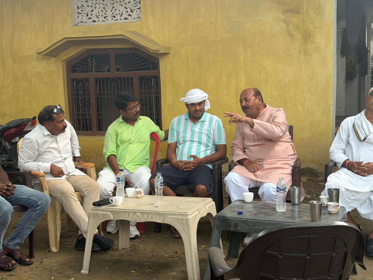 मड़ई सिधौना गांव में घायल भाजपा कार्यकर्ता से मुलाकात करते पूर्व सांसद राधे मोहन सिंह। स्रोत- स