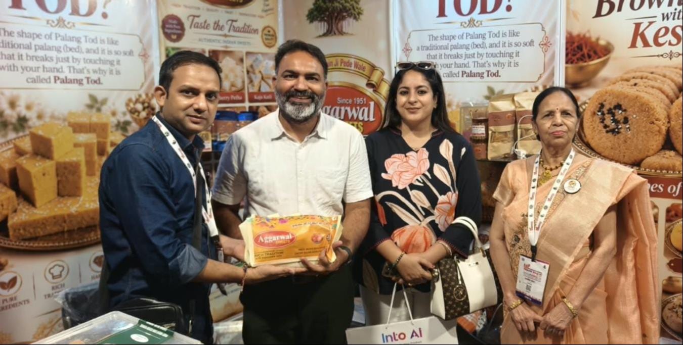 नोएडा के ट्रेड शो में मिठाई खरीदते रालोद कार्यकर्ता डॉ विक्रांत । आयोजक