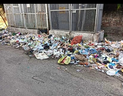 नगला पदी में गाड़ी न आने से लगा कचरे का ढेर