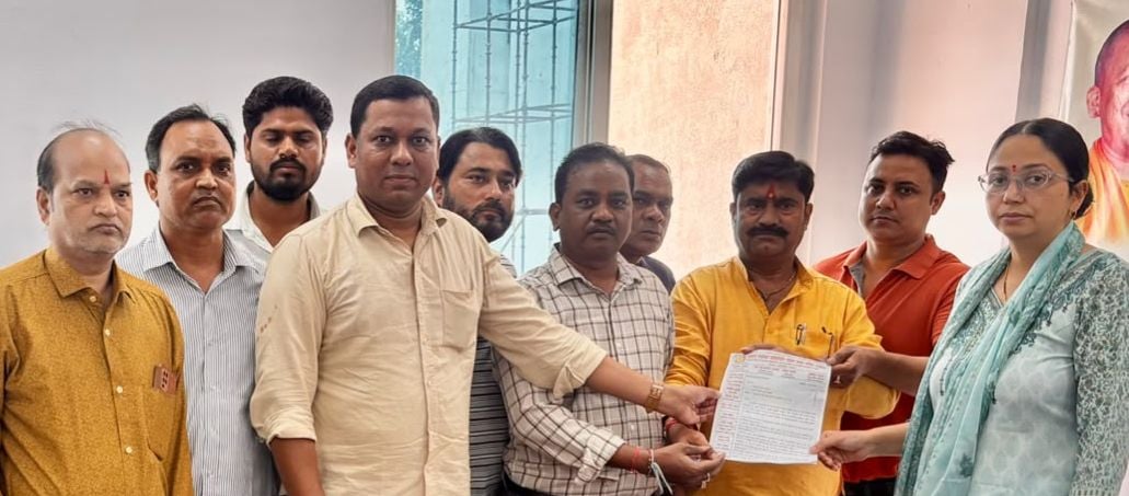 Shahjahanpur News: व्यापारियों ने शहर की बदहाल सड़कों की मरम्मत कराने की उठाई मांग