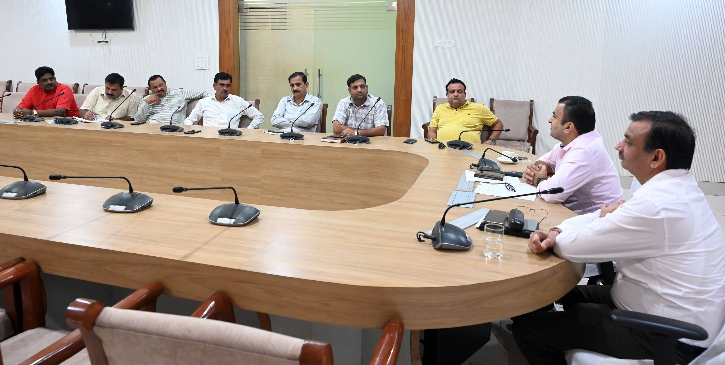 नगर निगम कार्यालय में पार्षदों के साथ बैठक करते अतिरिक्त आयुक्त डॉ.वेदप्रकाश व एएमसी डॉ.प्रदीप 