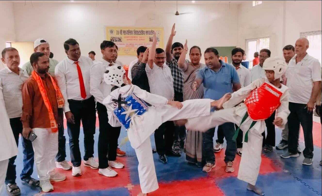पीडीडीयू नगर पालिका इंटर कॉलेज में ताइक्वांडों प्रतियोगिता का शुभारंभ करतीं चेयरमैन सोनू किन्नर
