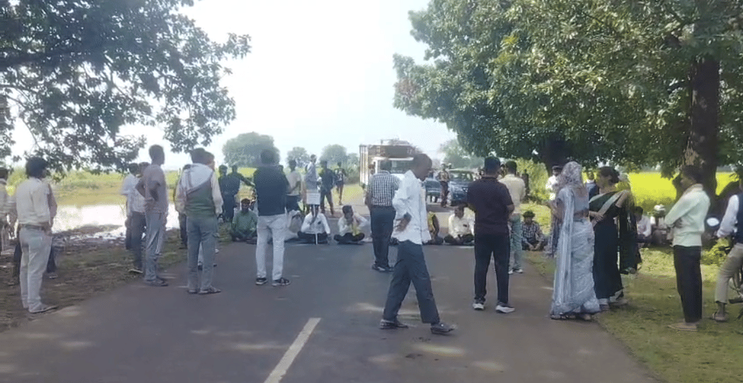 Dindori: Villagers and Schoolchildren Block Road Demanding Paved Road, Traffic Hit on Shahpura Route