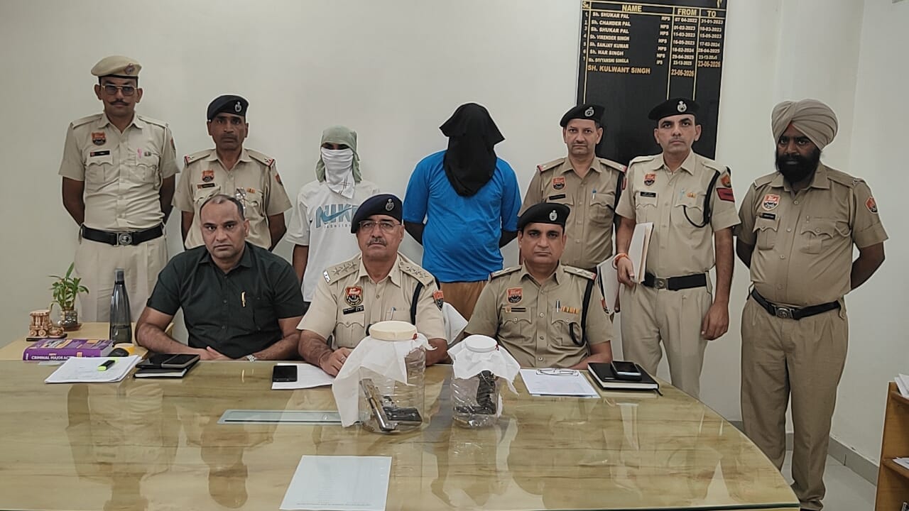 पुलिस गिरफ्त में आर्म्स एक्ट के आरोपी।