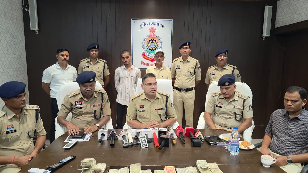 Kabirdham: 19-Year-Old Man Entered Neighbor’s House Through the Roof of His Old House, Stole ₹12.50 Lakh; Fath