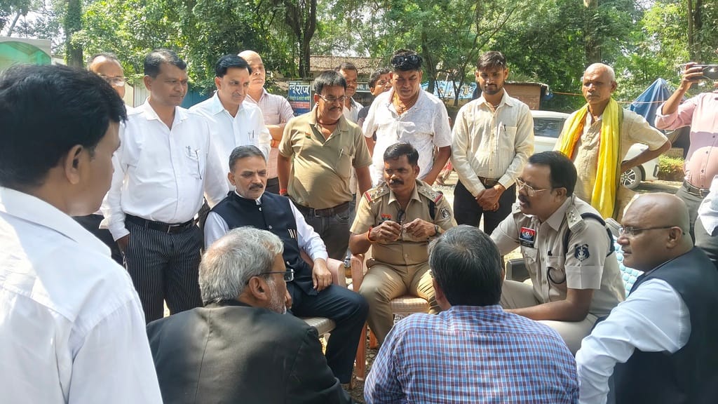 प्रशासनिक अधिकारी अधिवक्ताओं को समझाते हुए