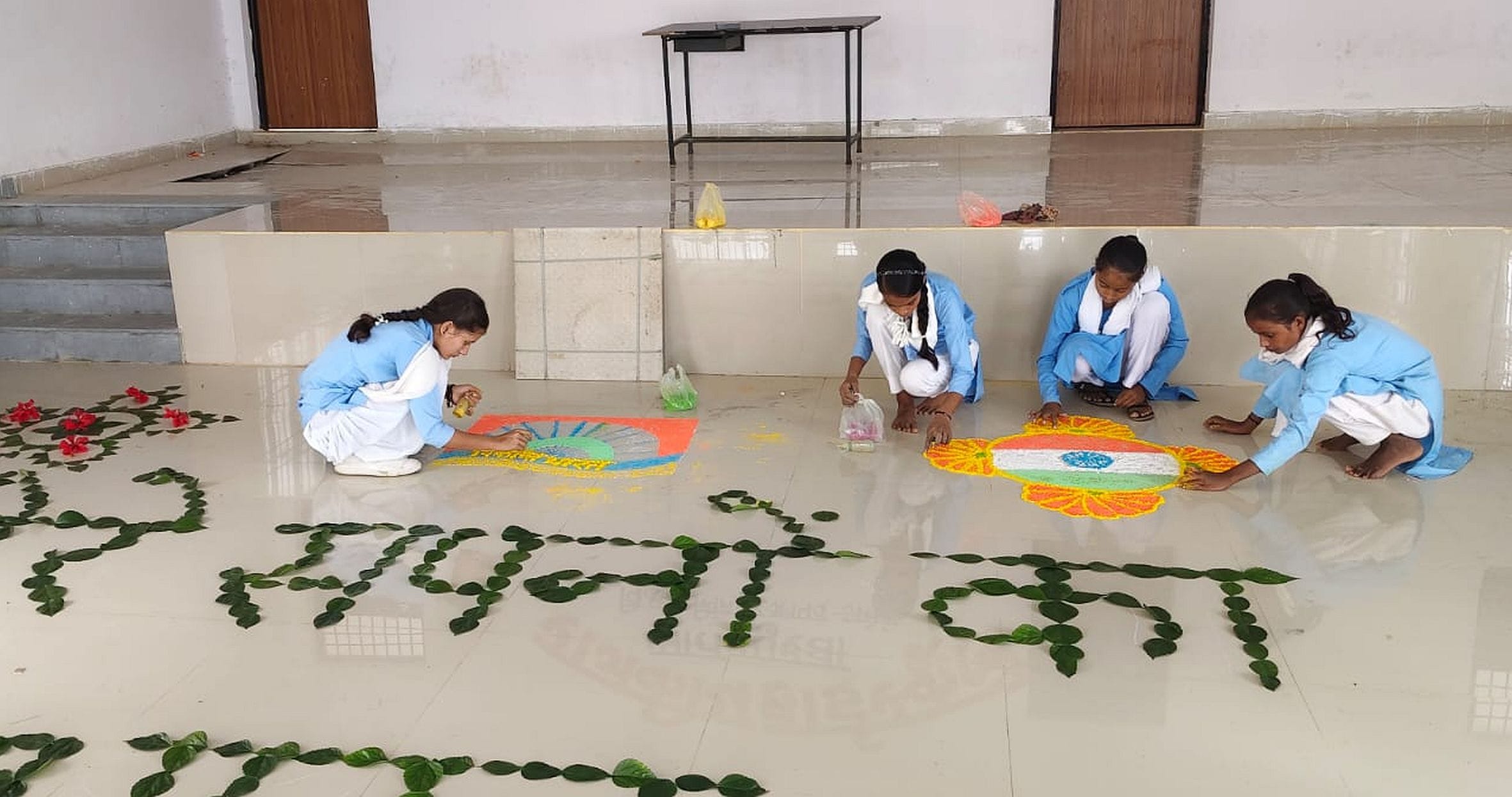  राजकीय हाईस्कूल सातन पुरवा में आयोजित प्रतियोगिता में रंगोली बनाती छात्राएं। स्रोत: विद्यालय प