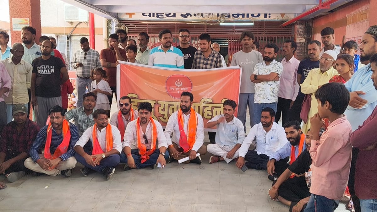 Shahjahanpur News: मेडिकल कॉलेज में अव्यवस्थाओं के विरोध में हिंदू वाहिनी का प्रदर्शन