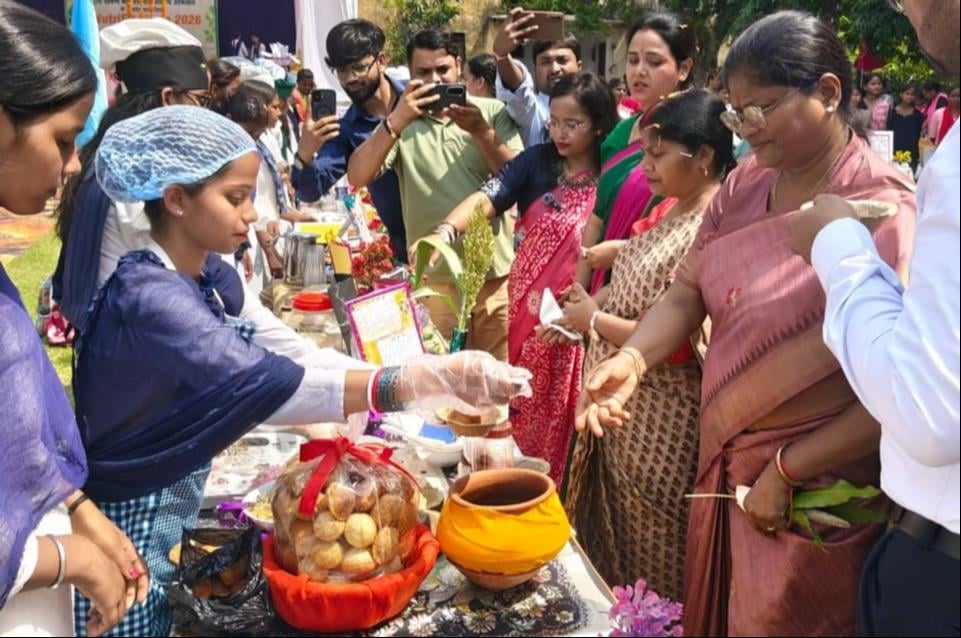 Ghazipur News: हेल्दी रेसिपी स्टॉल प्रतियोगिता में सलोनी और रुचि कुमारी ने संयुक्त रूप से प्रथम