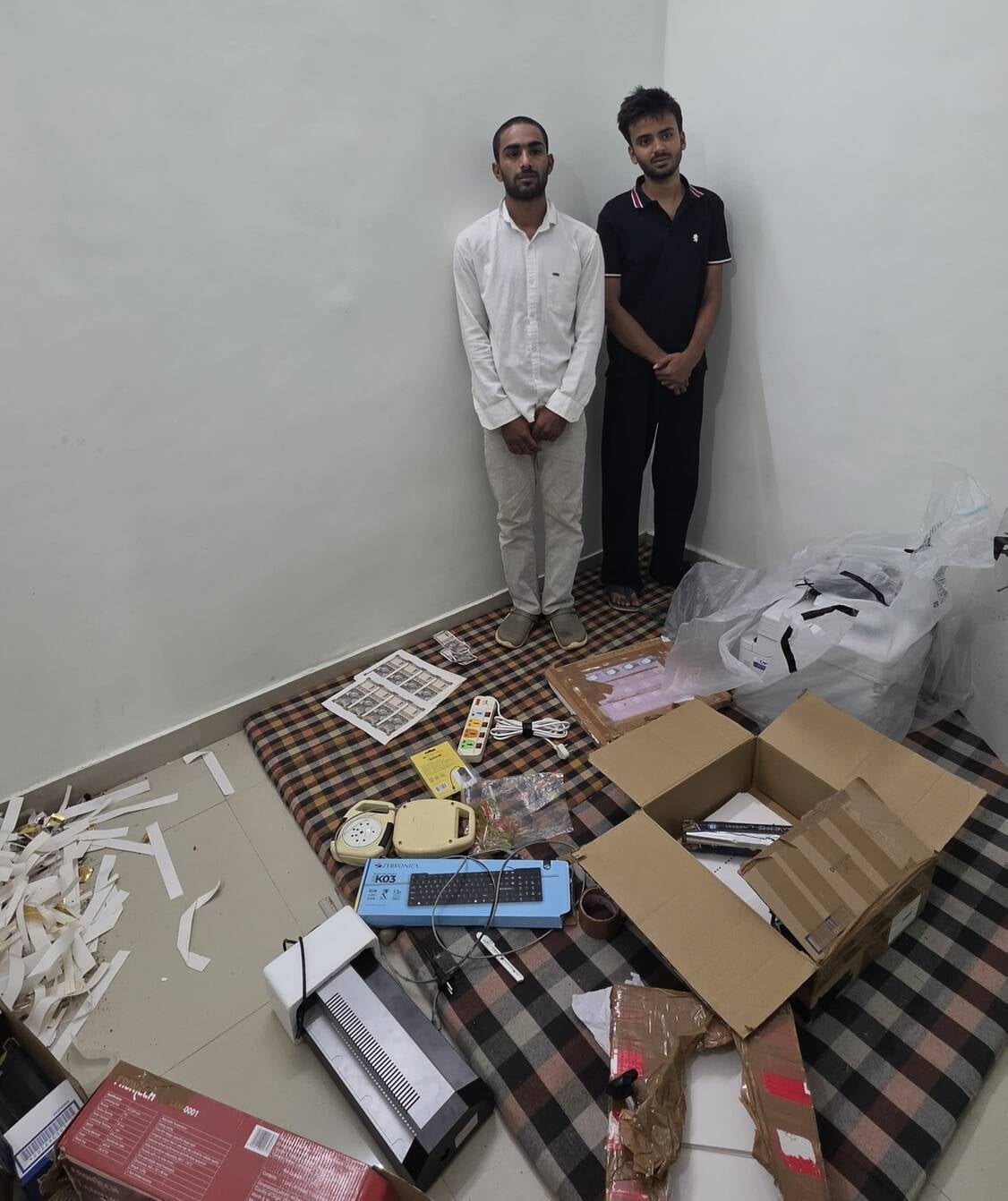 राजस्थान: किराए के कमरे में छाप रहे थे नकली नोट, प्रिंटर-लेमिनेशन मशीन समेत 4.95 लाख की नकली करेंसी जब्त