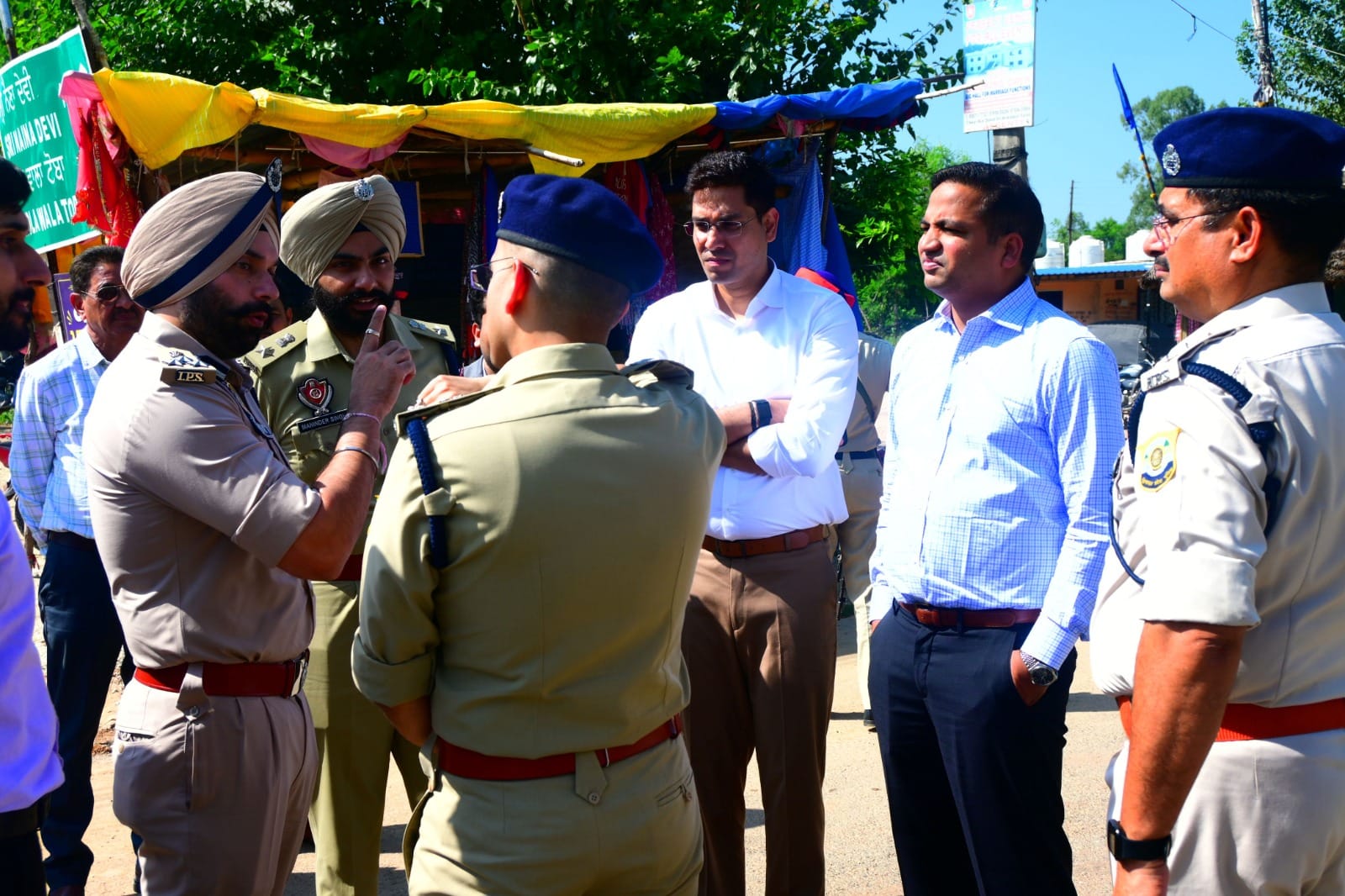 राष्ट्रपति दौरे को लेकर आनंदपुर साहिब में बिलासपुर और पंजाब के अधिकारी चर्चा करते हुए। स्रोत: ड