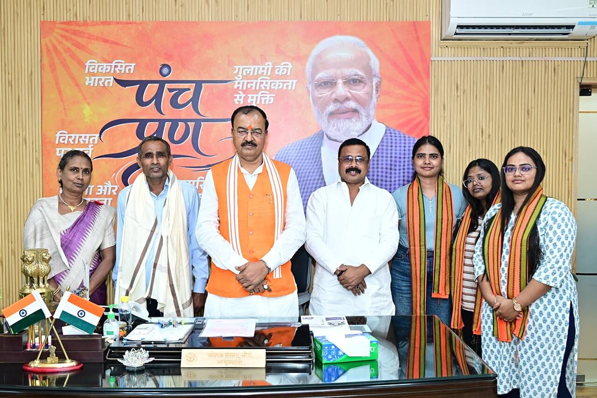 Prayagraj News: सिल्वर मेडलिस्ट आभा को डिप्टी सीएम ने किया सम्मानित