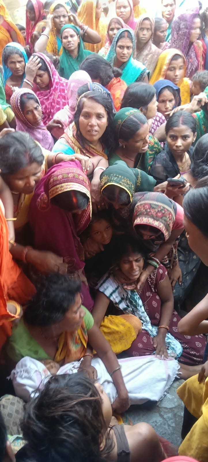 स्कूल परिसर में रोते बिलखते परिजन