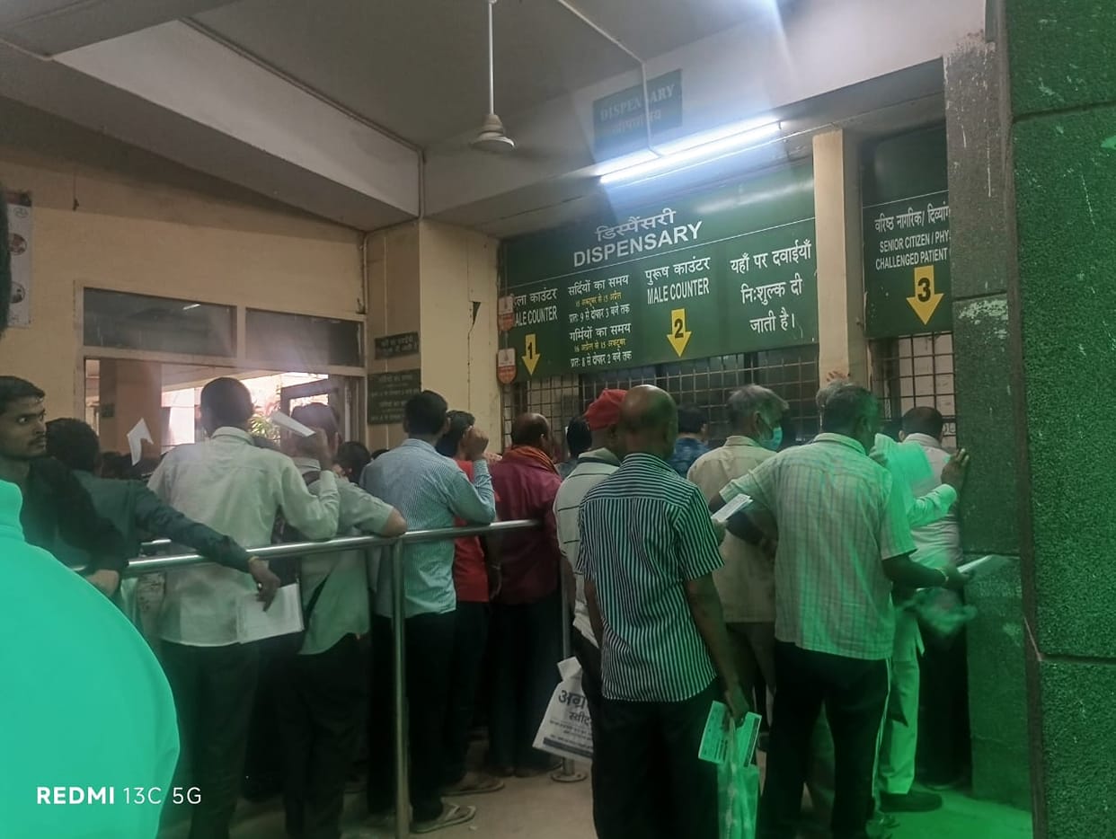 Long queues at the medicine counter caused inconvenience.