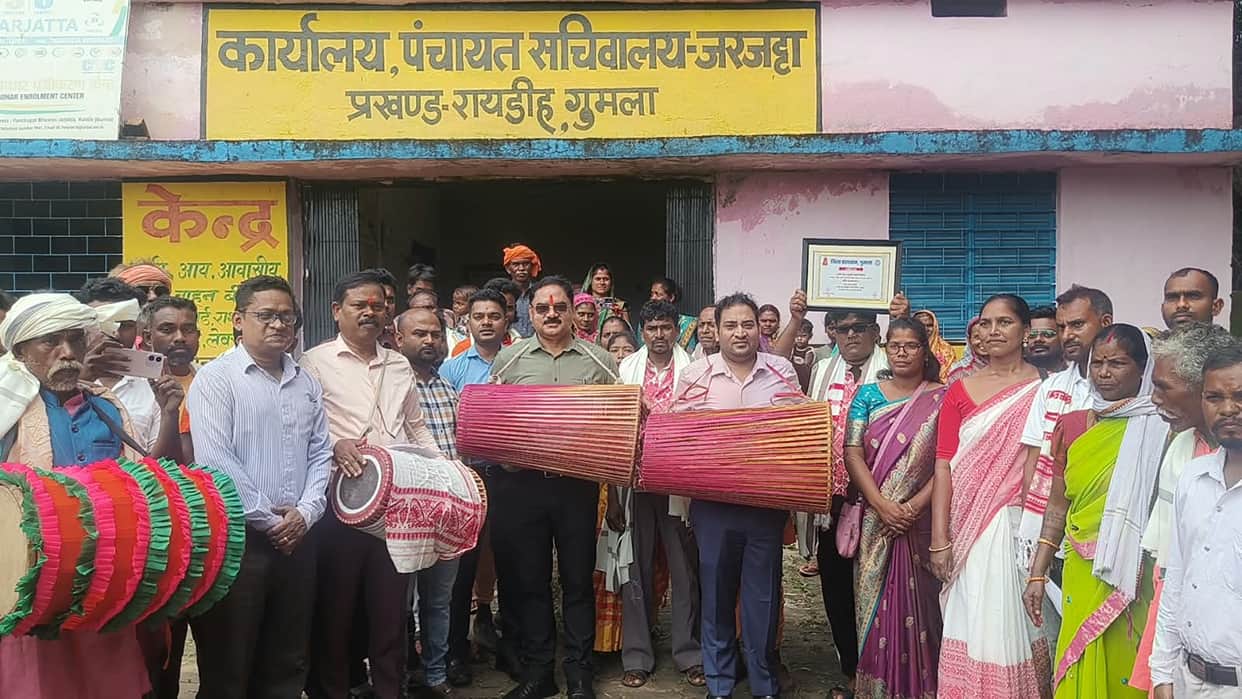 Four generations of hard work gain national recognition; Mandar artisans honored.