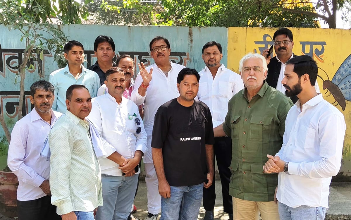 Meerut News: ई-रिक्शा खरीद में भ्रष्टाचार के आरोपों को लेकर पालिका पहुंचे लोग