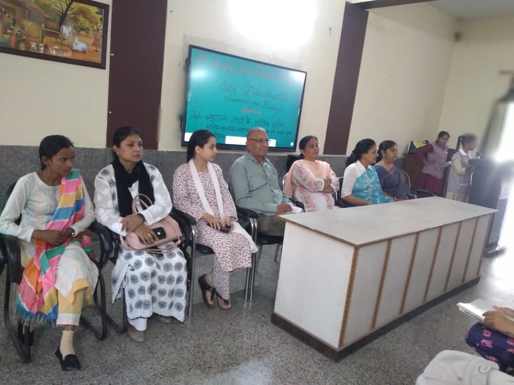 Meerut News: छात्राओं ने गांधी के आर्थिक दर्शन पर रखे विचार
