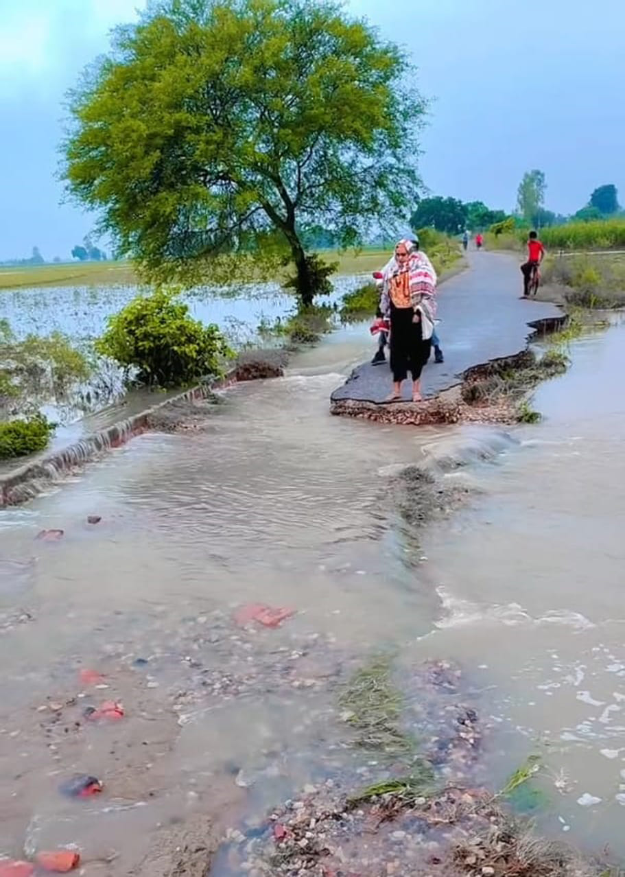 सुंदरनगर-बहेटा जबीं मार्ग का वह हिस्सा जो बारिश के पानी में बह गया। संवाद