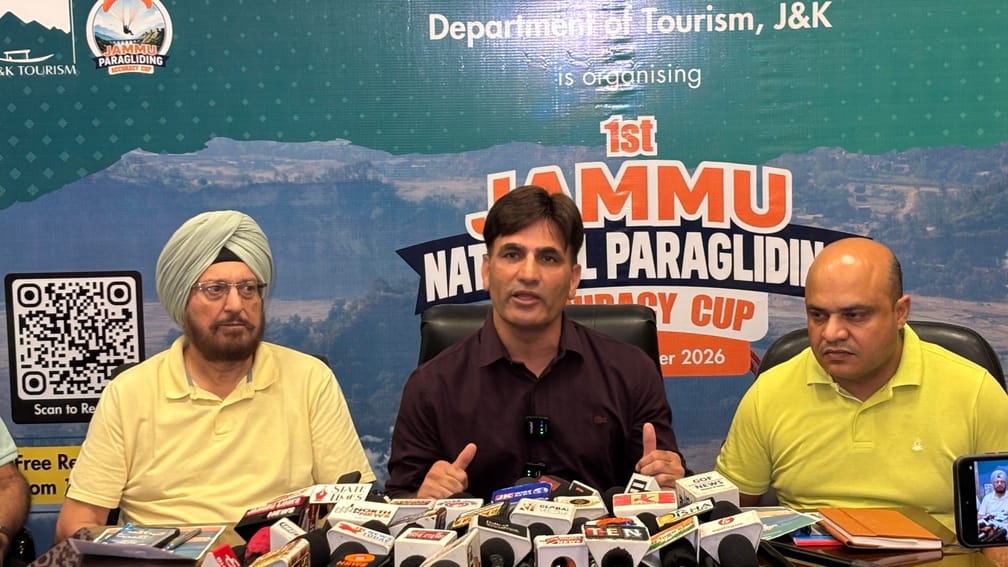 संयुक्त निदेशक पर्यटन जम्मू एजाज कासिर व अन्य पत्रकार वार्ता करते हुए। संवाद