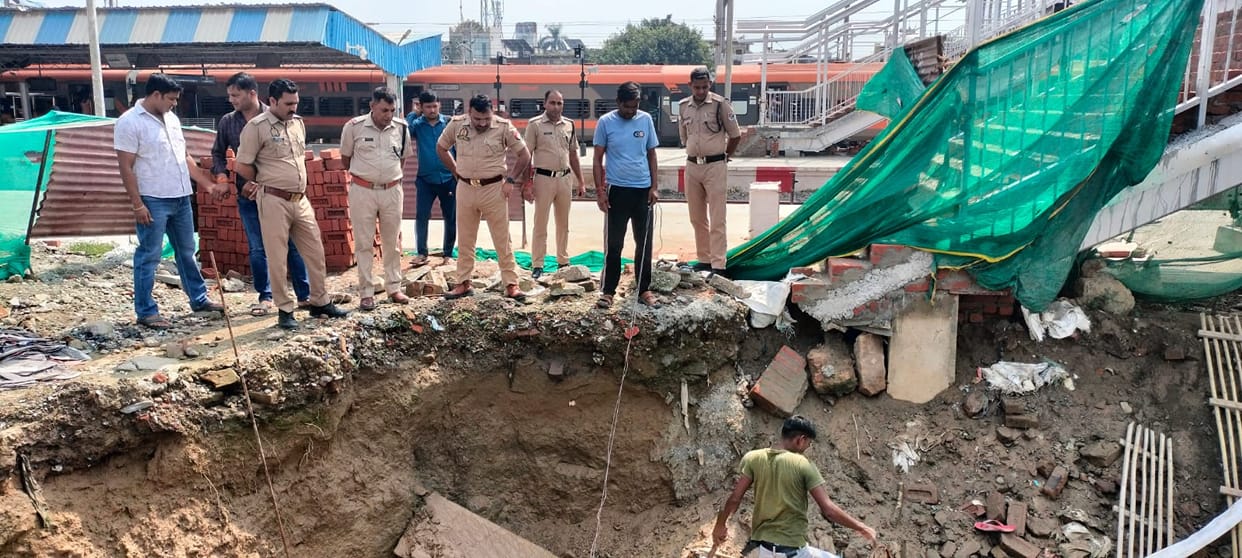 Body of a young man found floating in a pit near the overbridge, 20 meters from the GRP police station.