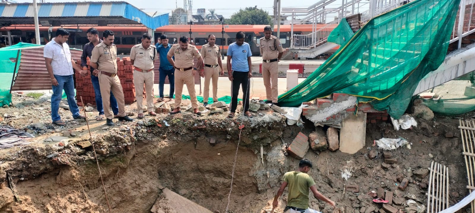 शाहजहांपुर के रेलवे स्टेशन में युवक का शव मिलने के बाद गड्ढे को देखते जीआरपी थाना प्रभारी रमांक