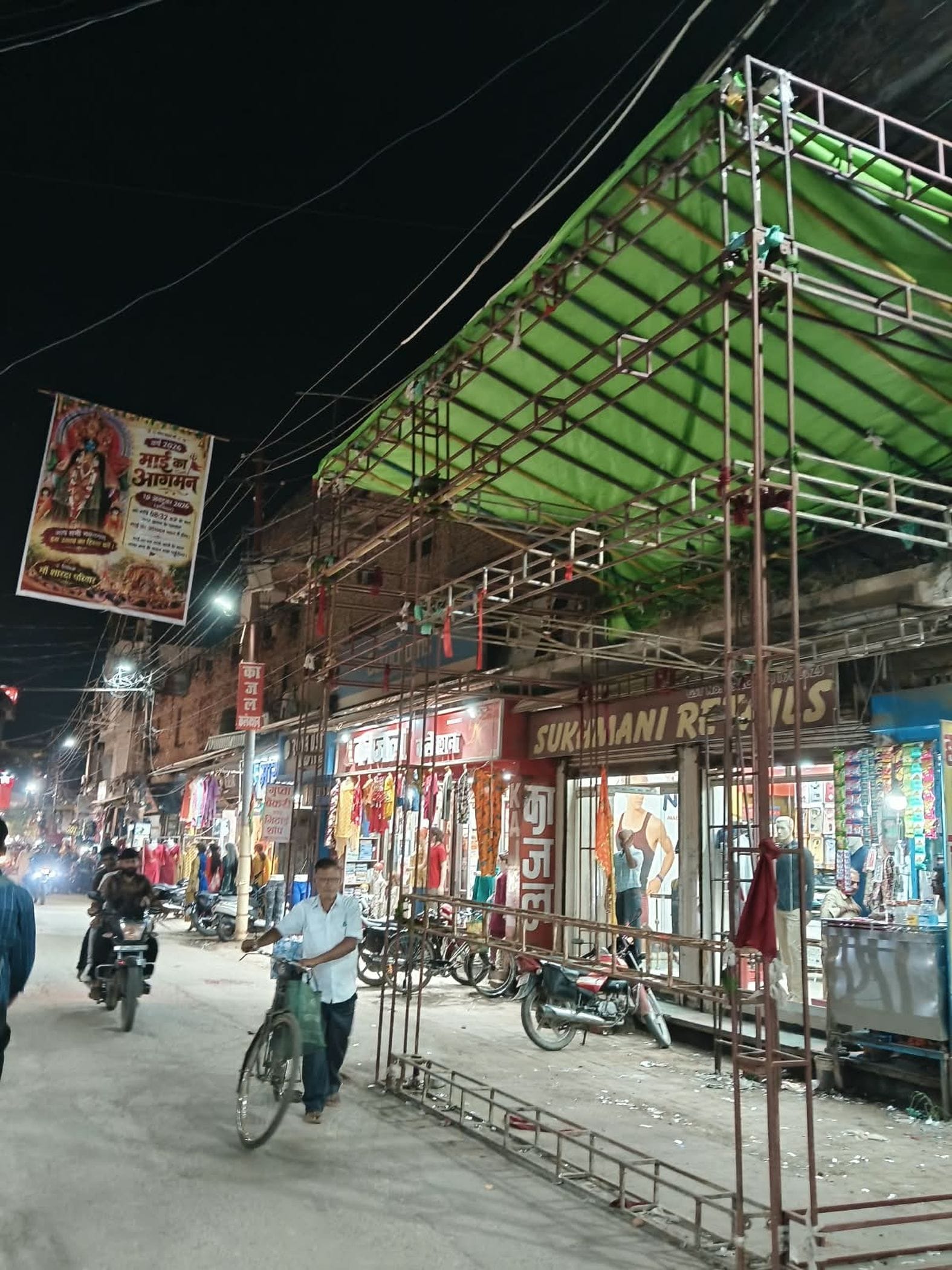  शहर में दुर्गा पूजा के लिए बन रहा पंडाल। संवाद