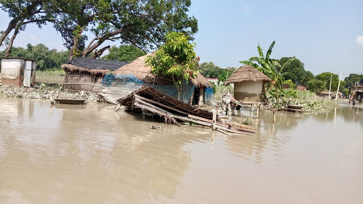 Maharajganj News: पानी घटा तो रास्ते हुए दलदल, नाव चल रही न वाहन पहुंच रहे गांव