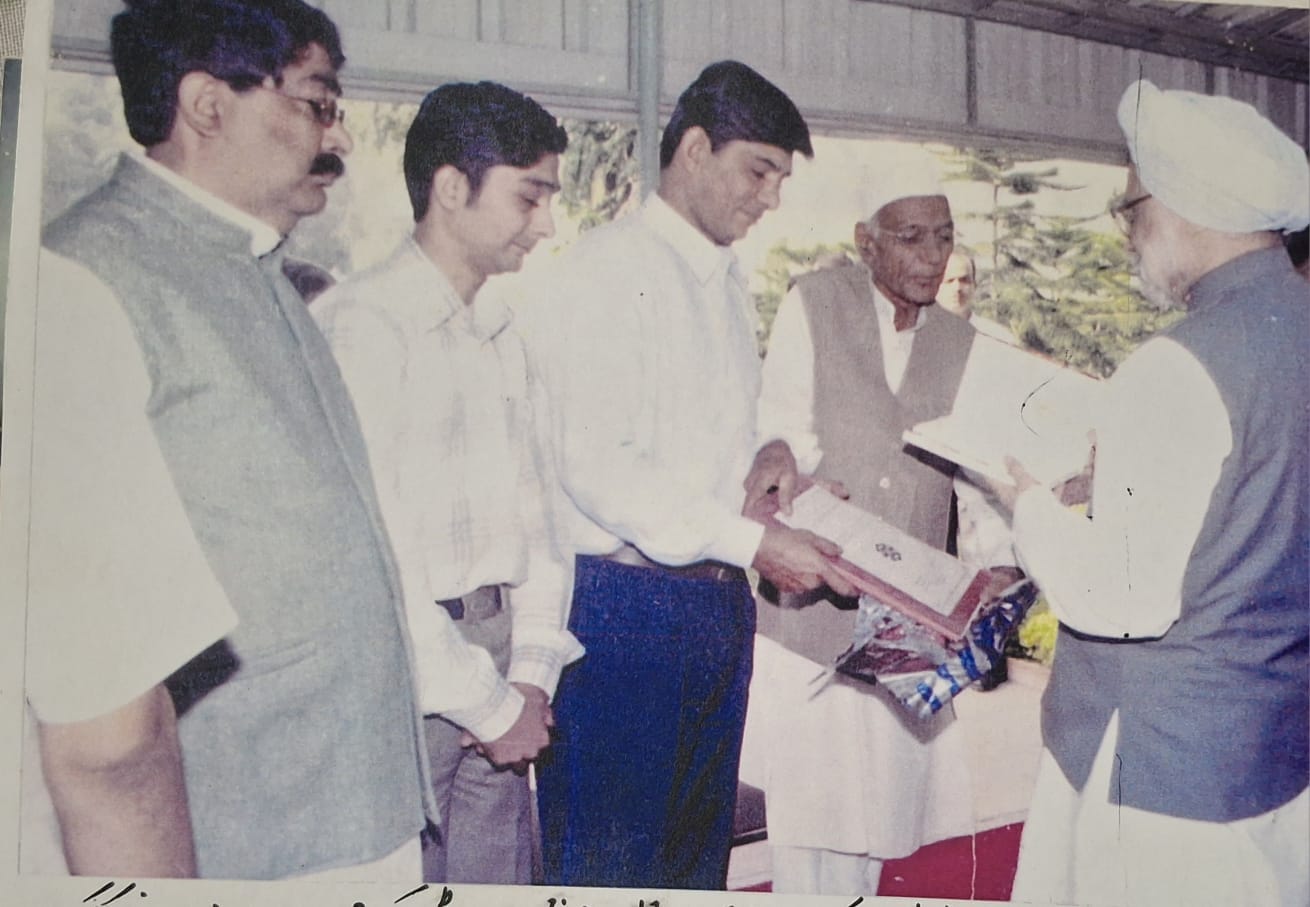 शामली समाचार-नई दिल्ली में पूर्व प्रधानमंत्री मनमोहन सिंह से मुलाकात करते मशहूर शायर मुजफ्फर रज
