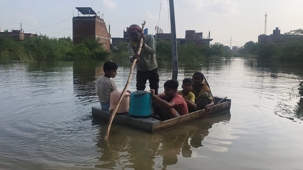 Unnao News: लोन नदी उफनाई, शहर के शिवनगर में चल रही नाव