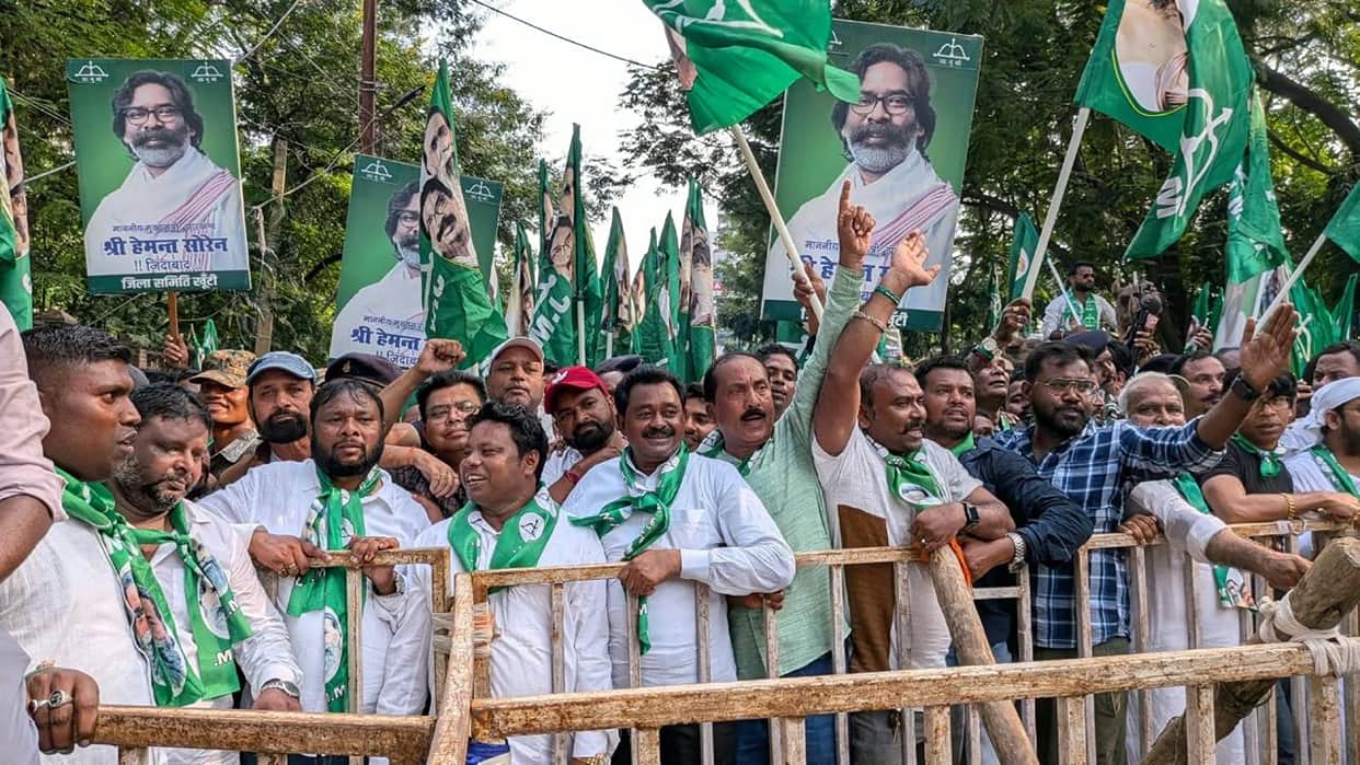 JMM launches a protest against the Chief Election Commissioner, demands his resignation.