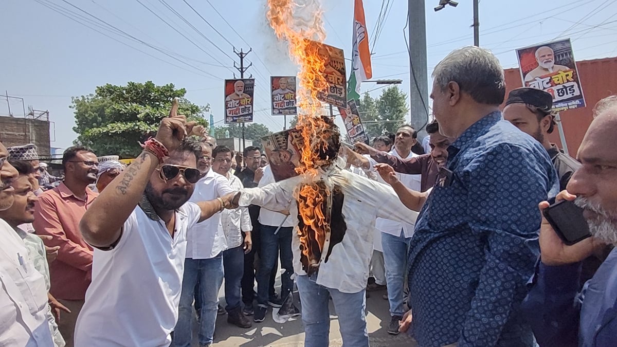 बुरहानपुर: नारेबाजी-हंगामे के बीच कांग्रेस ने सीईसी ज्ञानेश कुमार को हटाने की मांग की, पुतला फूंक जताया विरोध