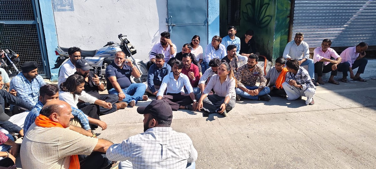 Saharanpur News: मेरठ कूच से रोकने पर हिंदू रक्षा दल ने दिया गणेशपुर टोल पर धरना