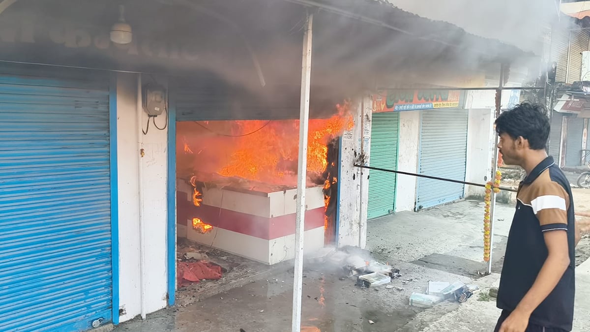 Maharajganj News: कपड़े की दुकान में लगी आग, लाखों का सामान जलकर राख