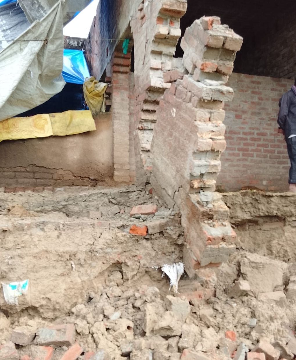 Budaun News: दातागंज क्षेत्र में 123 कच्चे घर गिरे, लाखों का नुकसान