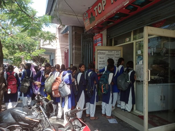 Bijnor News: छात्रवृत्ति को अंगूठे के निशान सत्यापित कराने को जन सेवा केंद्र पर लगी भीड़