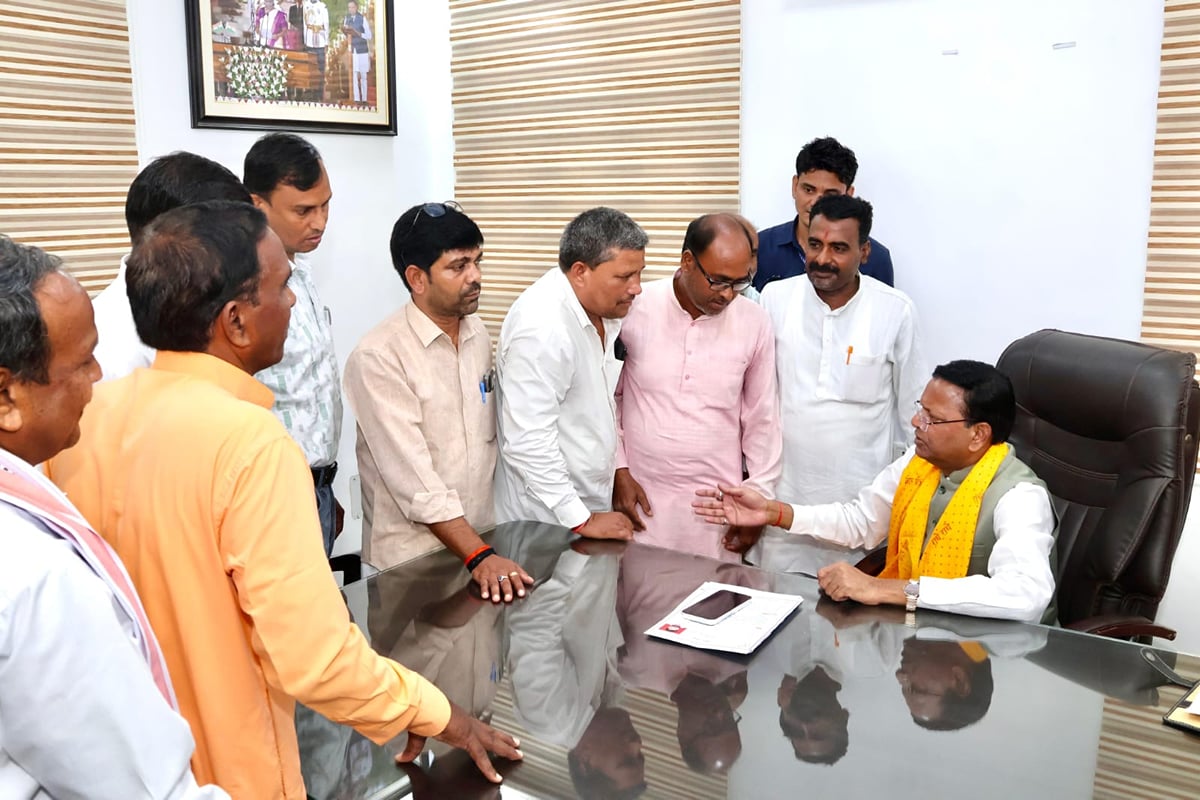 Maharajganj News: जनसुनवाई में पंकज चौधरी ने सुनीं फरियाद, निस्तारण के दिए निर्देश