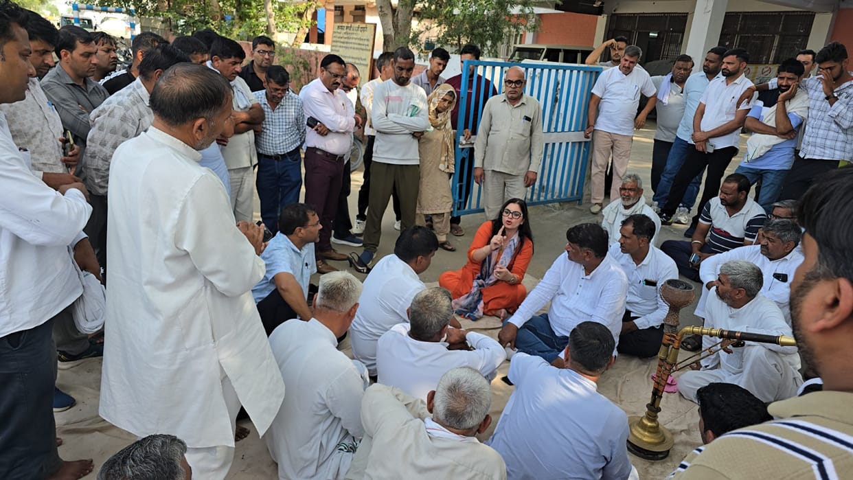 Commission agents furious over crop trading outside the mandi; threaten to lock the gates
