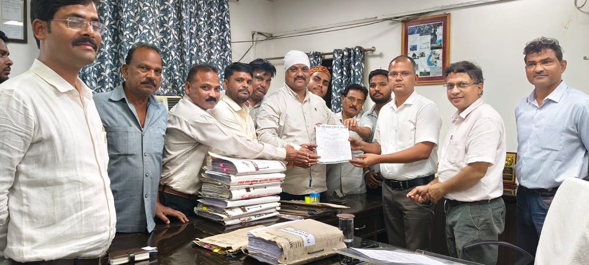 Agra News: वाल्मीकि जयंती से पहले विकास कार्य की मांग
