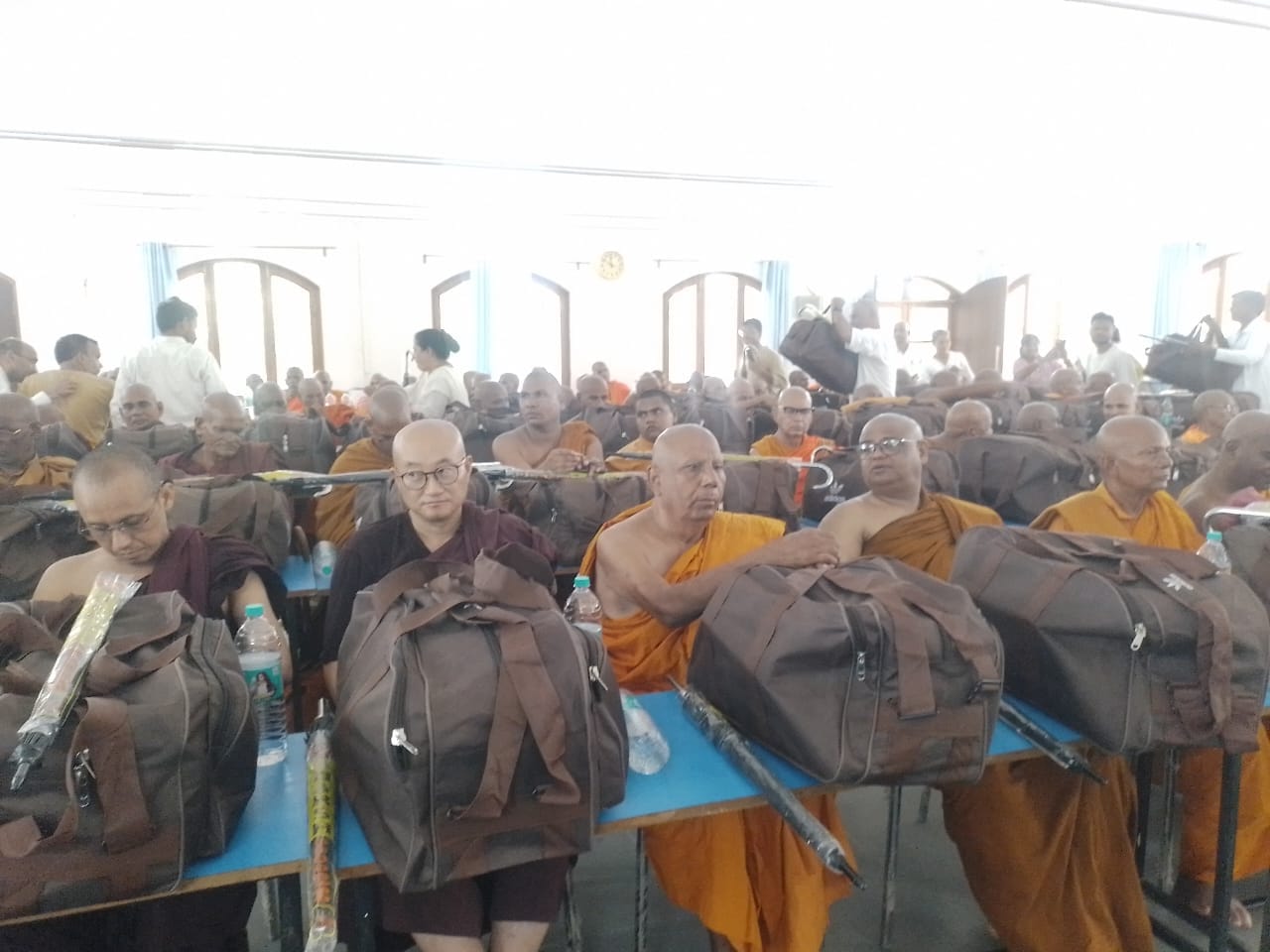  विपश्यना केंद्र में आयोजित कार्यक्रम में मौजूद बौद्ध अनुयायी।