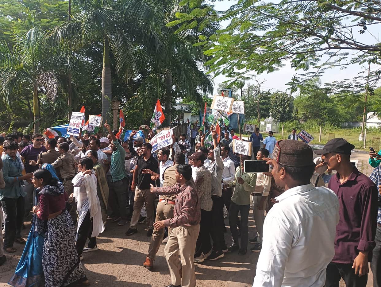 Congress workers stage protest demanding resignation of CEC, enter Collectorate