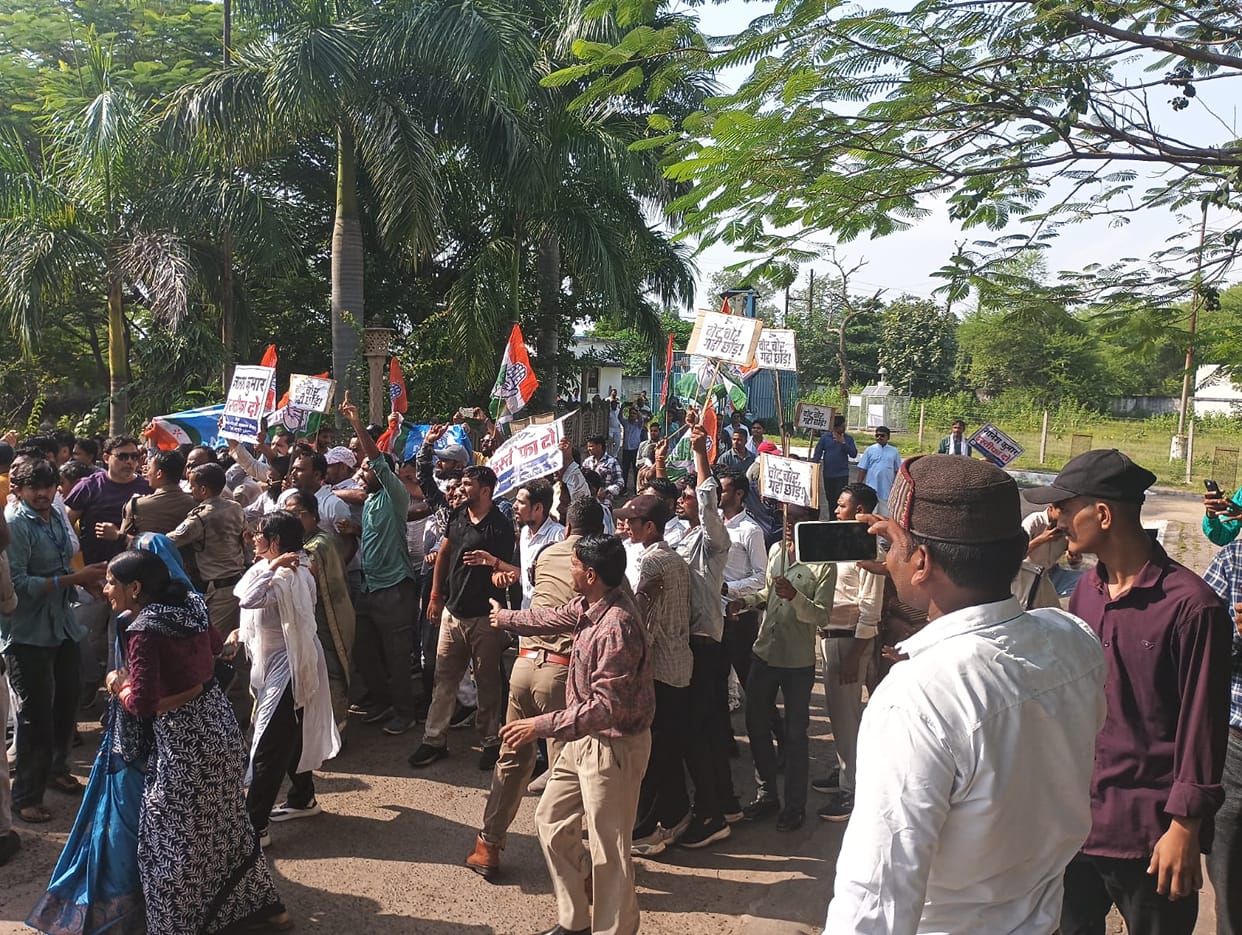 Congress workers stage protest demanding resignation of CEC, enter Collectorate