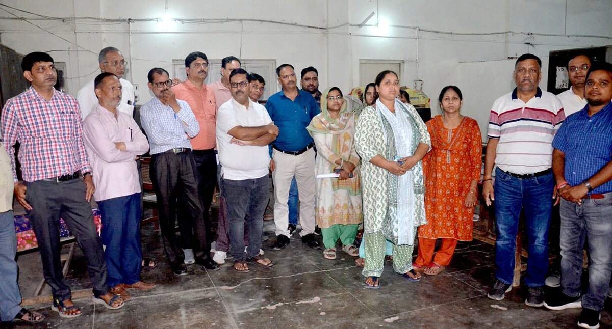 Aligarh News: महिला कर्मचारी से कहा...आदमी होती तो थप्पड़ मार देता