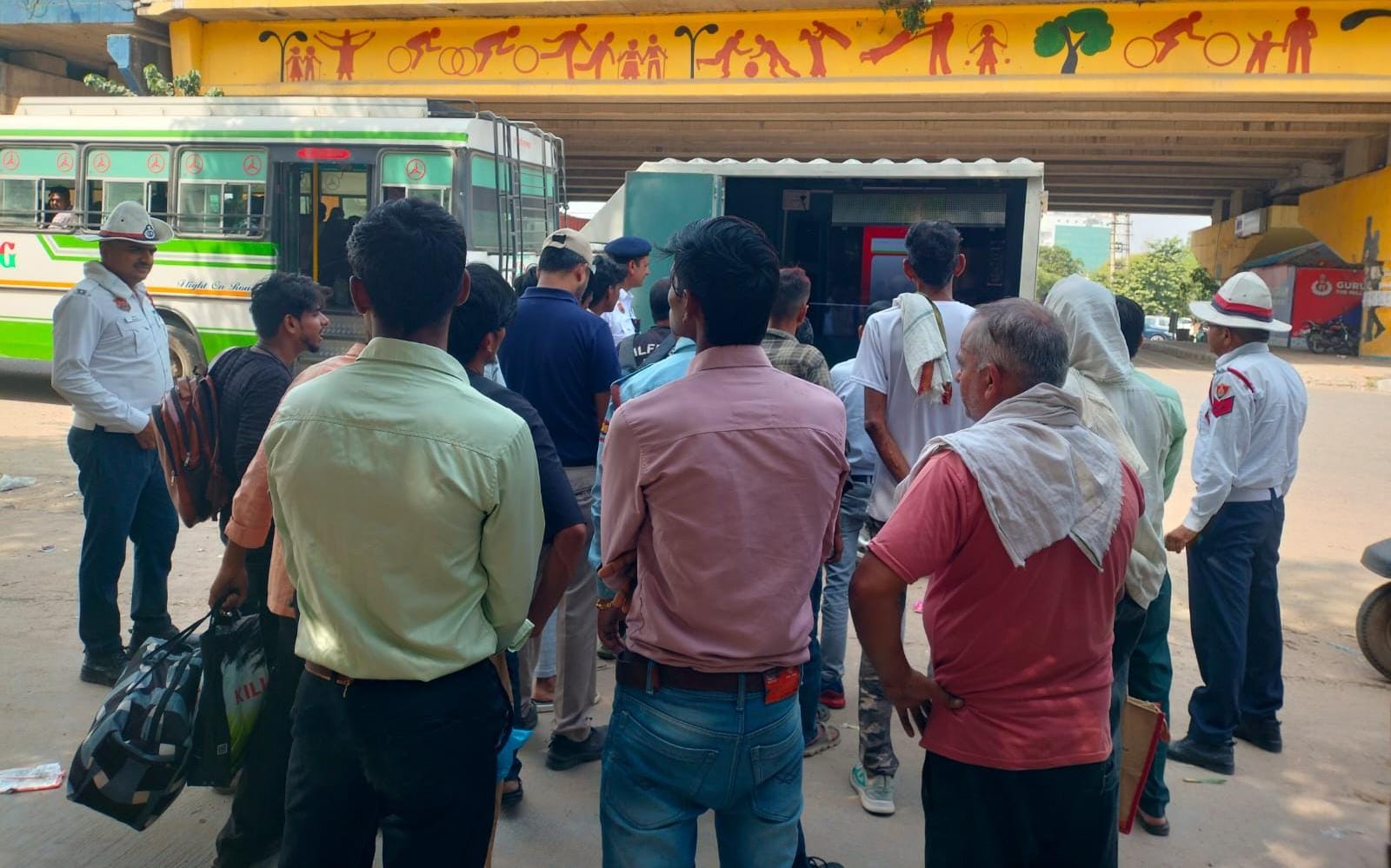 यातायात नियमों की पाठशाला में भाग लेते लोग। पुलिस पीआरओ