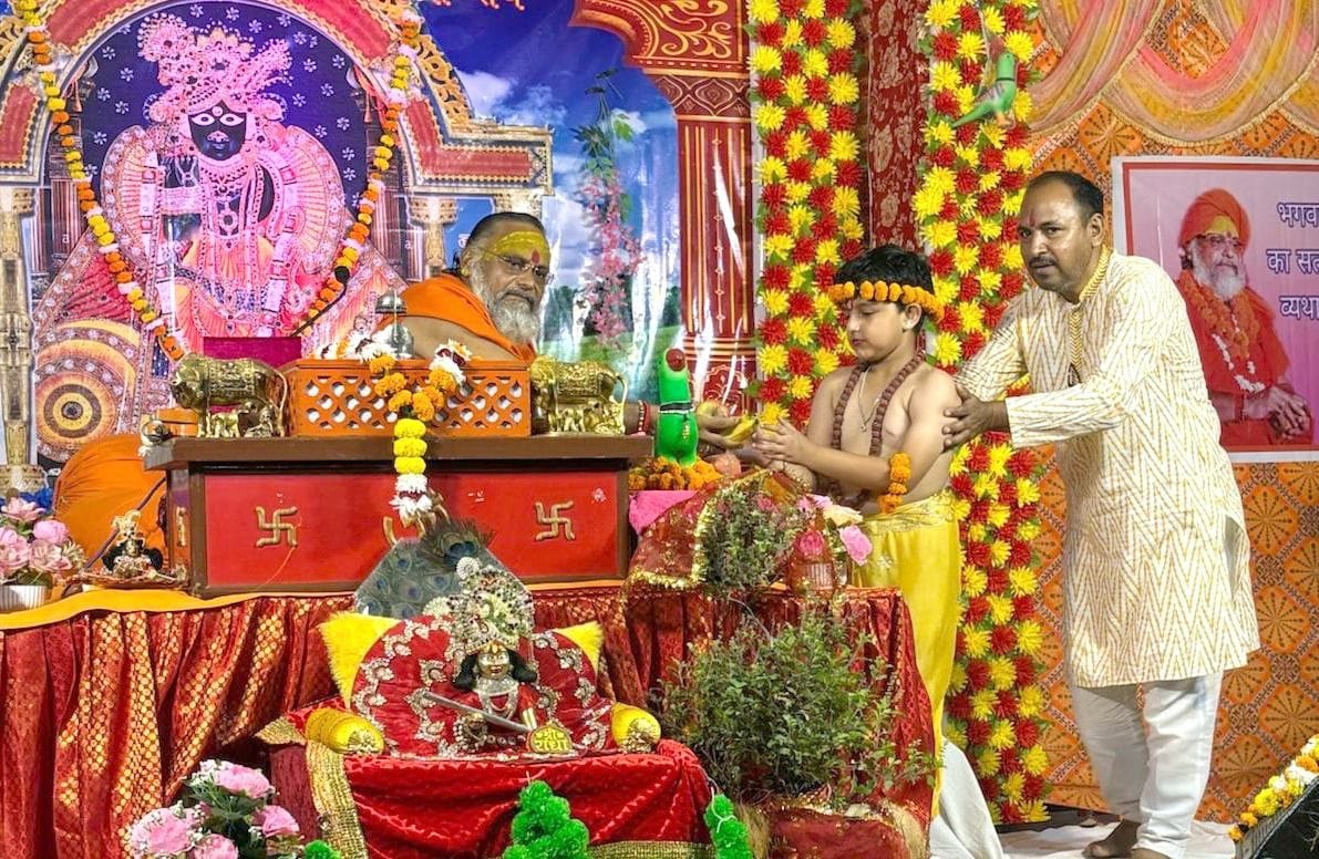 Devotees were overwhelmed with emotion upon hearing the stories of the Vamana Avatar and the descent of the Ganga.