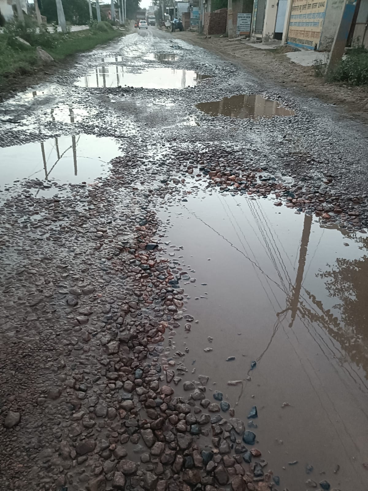 The road connecting four districts broke down on its own.
