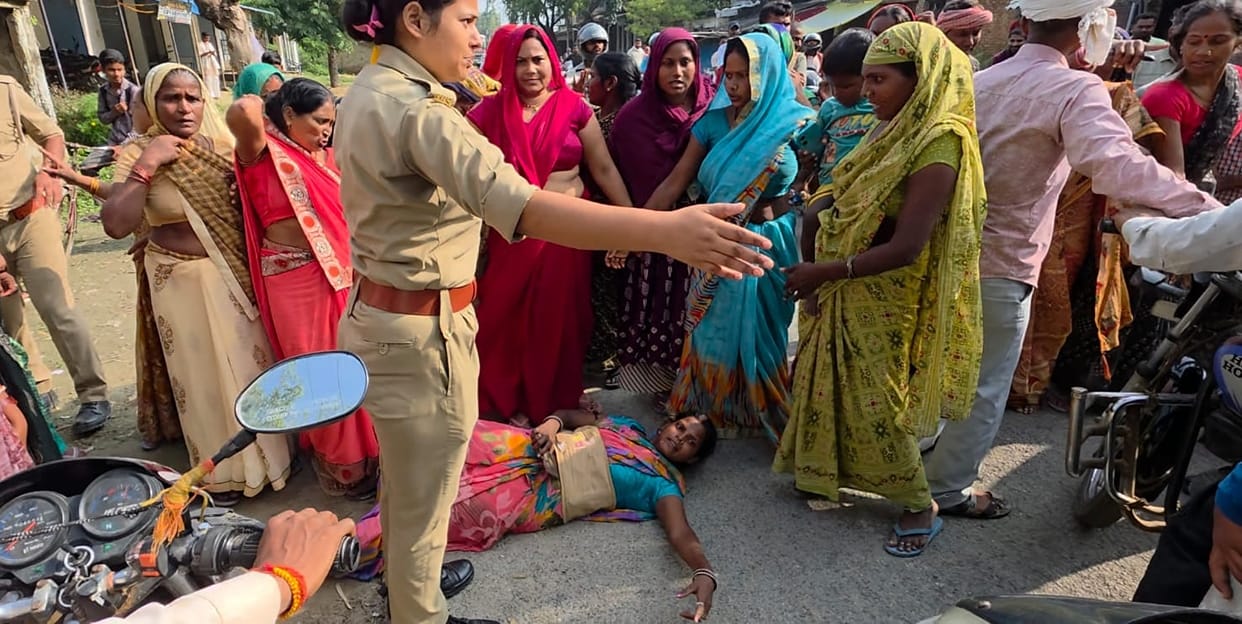 Attempt to block the road over suspected murder; last rites performed after persuasion.