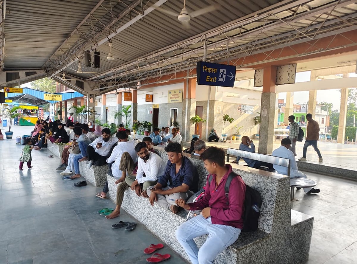Ambedkar Nagar News: तीन घंटे देरी से पहुंची दून एक्सप्रेस