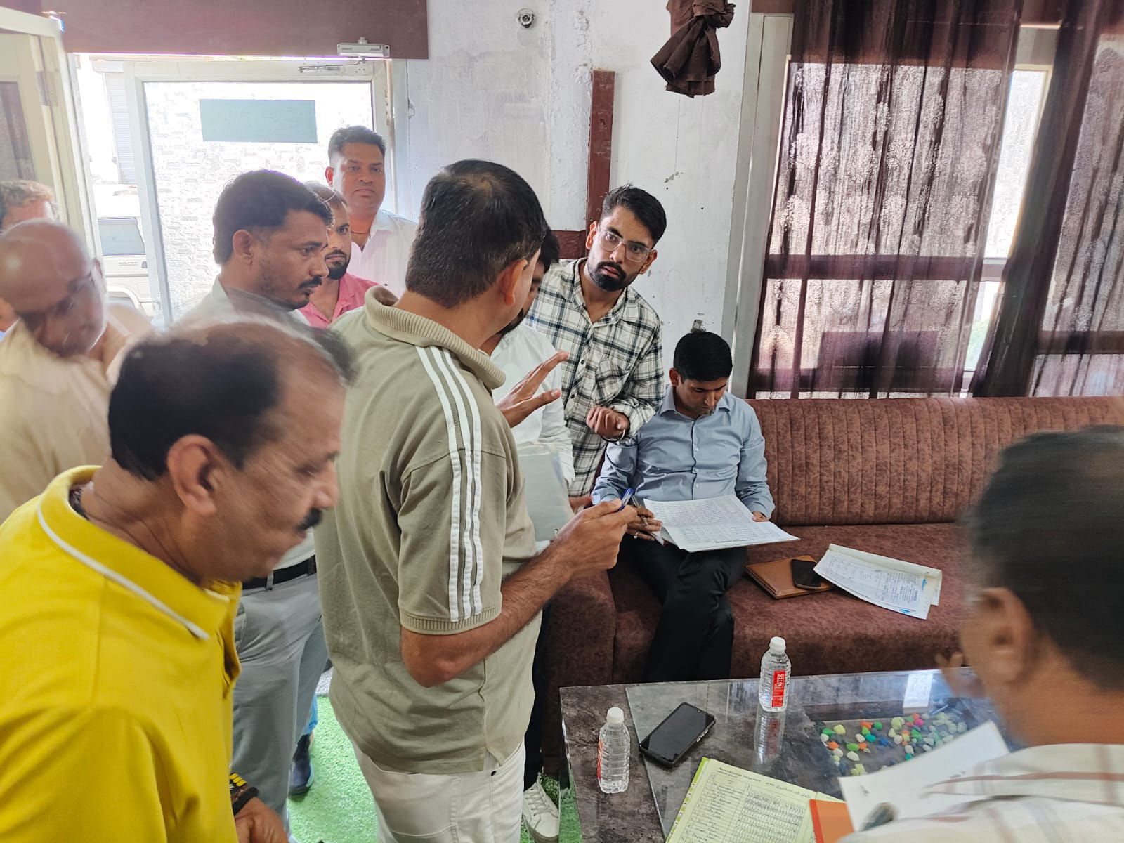असंध नशा मुक्ति केंद्रों का  निरीक्षण करते  एसडीएम  सुमित सिहाग। सूचना विभाग